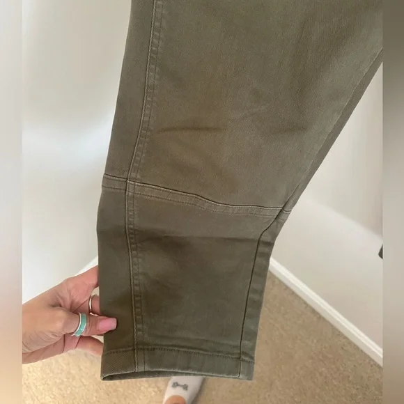 Everlane Utility Barrel Pants in Olive - Picture 7 of 12